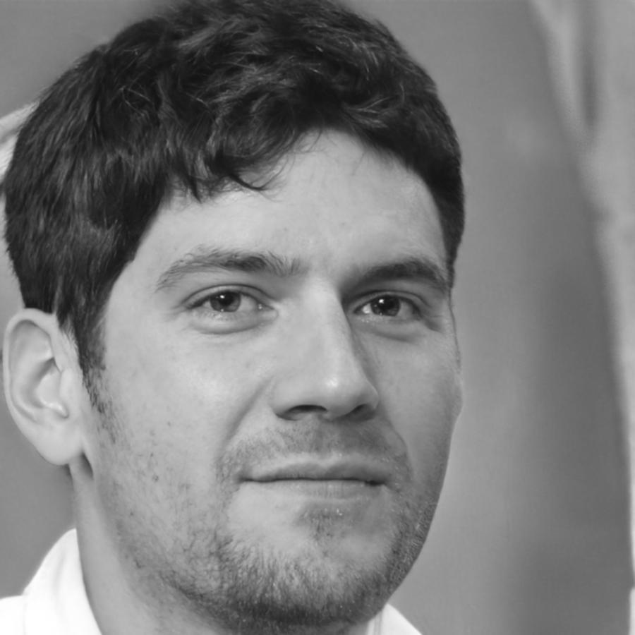Thorben Wagner bei der Projektarbeit mit Dokumenten und Analysematerialien