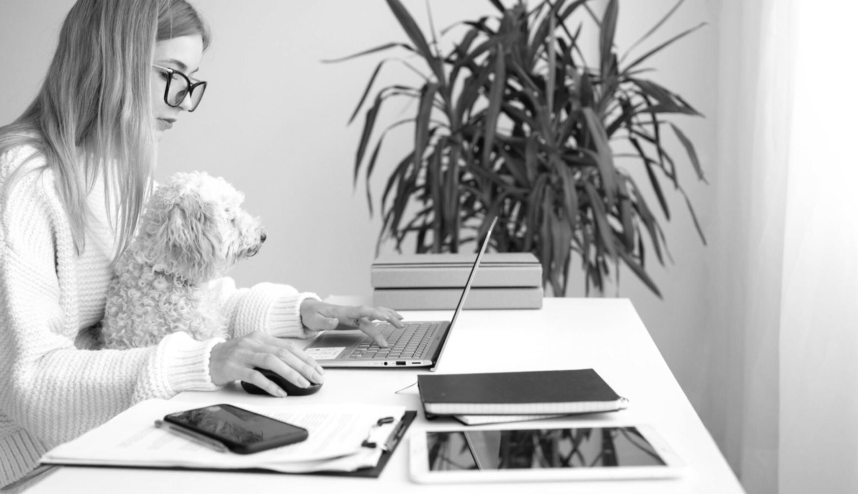 Person beim strukturierten Finanzplanungsprozess mit Unterlagen und Laptop